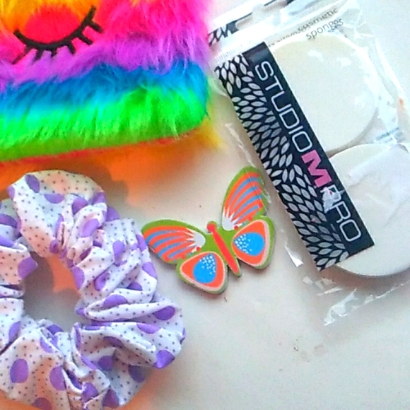 Furry Makeup bag and scrunchie gift set - Picture 3 of 3